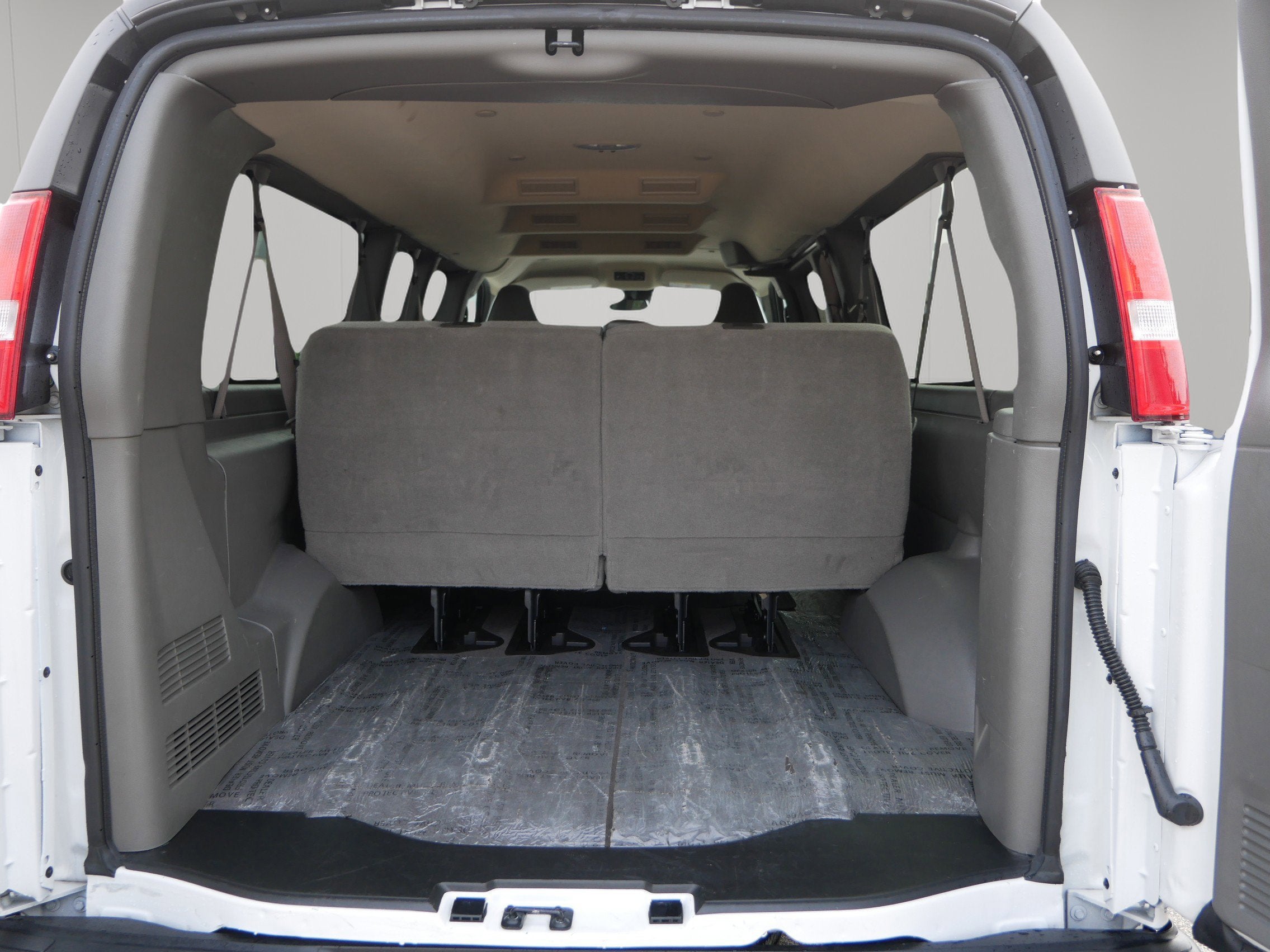 2024 Chevrolet Express Passenger 3500 1LT