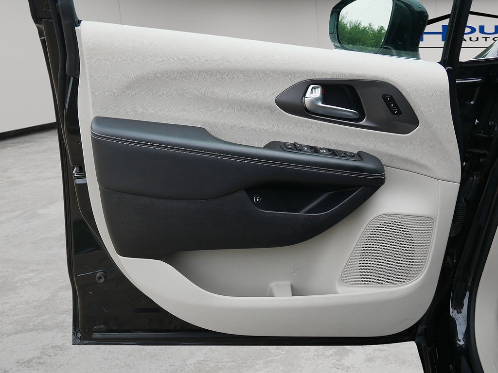 2024 Chrysler Pacifica Select