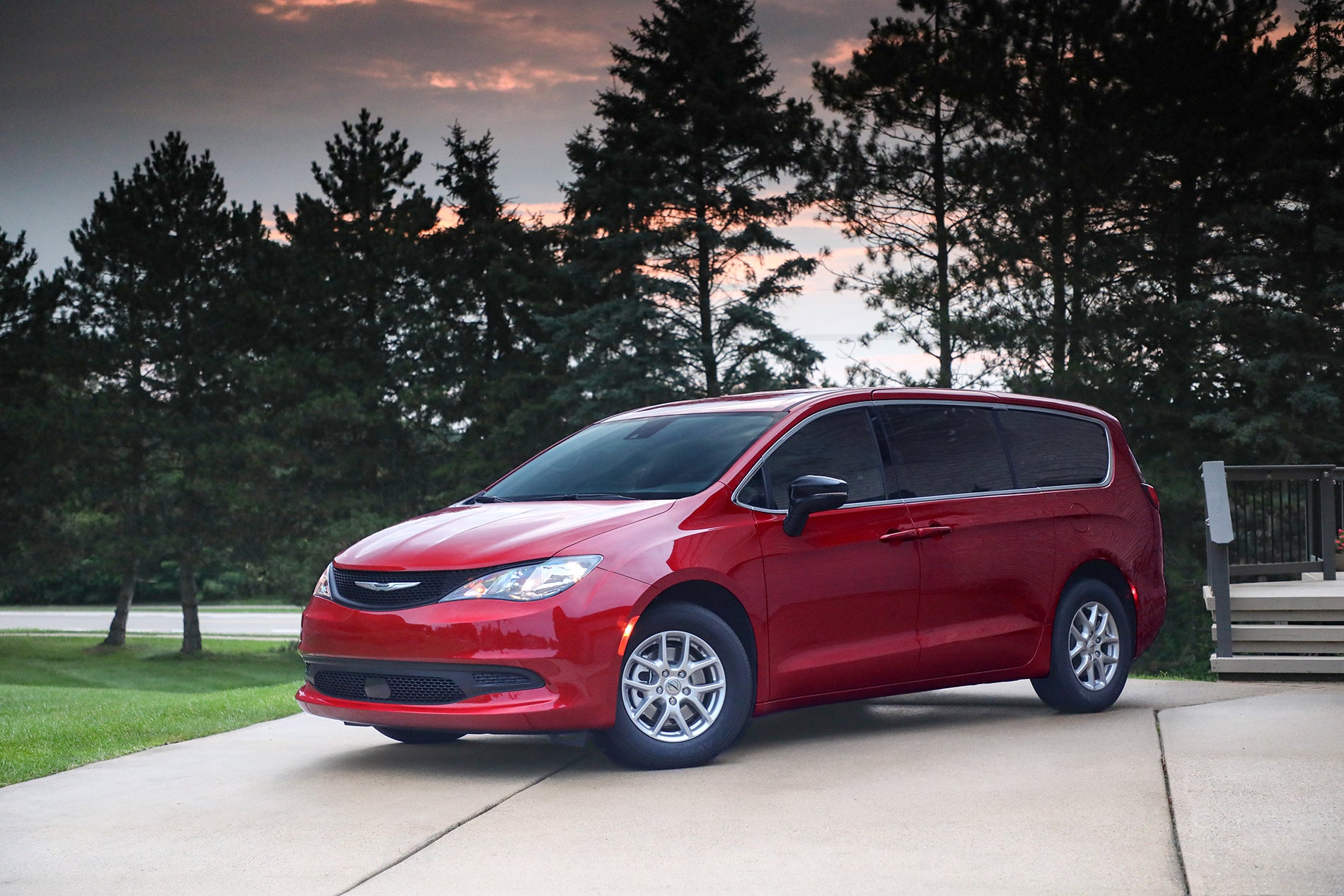 /static/dealer-29047/m2seo/2025_Chrysler_Voyager_red_minivan.jpg