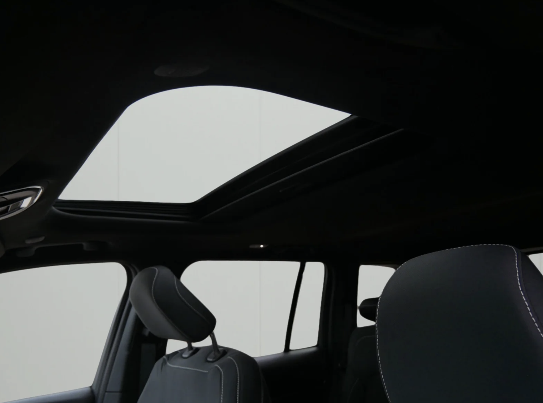 2026 Jeep Grand Cherokee interior moonroof